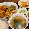 Chinese Grill Hao - 唐揚げ定食(税込880円)
                ①鶏唐揚げ【5個】②餃子【2個】③サラダ(千切り甘藍&萵苣&玉葱&蕃茄)④白ご飯⑤中華スープ⑥搾菜
                自店で仕込みされているみたいで鶏唐揚げも中華ぽいけれど濃過ぎない味わい