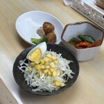キムチ屋 - サラダ、キムチ、じゃがいもと魚肉ソーセージ炒め