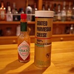 カフェバー Lit - 粉チーズ、タバスコ