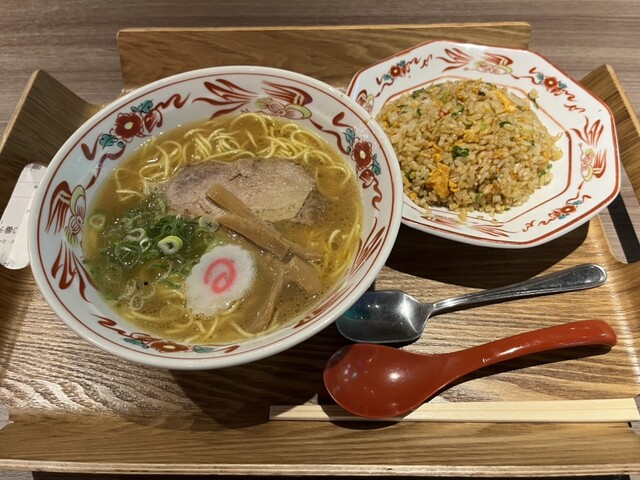 新御茶ノ水萬龍 東京ドームシティ店 中華そば 850円、半炒飯 400円
