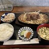 昭和ホルモン食堂 - すぐにお肉も運ばれて来て、日替り定食（サイコロステーキ）が揃いました