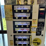 ラーメン二郎 - 店内の券売機。