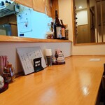 お料理ひろせ - 厨房前のカウンター席は三席のみの特等席。