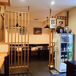 お料理ひろせ - お店の前半分、玄関入って右のテーブル席。