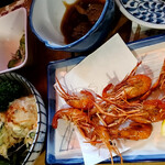 居酒屋　葉牡丹 - 川エビ：手が長いエビ、他のお店でも食べたんですが、ここのは段違いにデカくて新鮮！