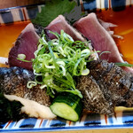 居酒屋　葉牡丹 - カツオとウツボたたき：すでに、あちこちでカツオは食べてましたが、ここも美味い！そして驚きなのがウツボたたき。一瞬「か、皮が宜しくないかも…」と思っちゃいましたが、なんのなんの美味しい～！