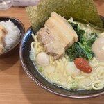 横浜家系ラーメン 一刀家 - 一刀盛りラーメン 塩　iPhone15 Pro メインカメラ
