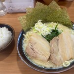 横浜家系ラーメン 一刀家 - 一刀盛りラーメン 塩　iPhone15 Pro メインカメラ