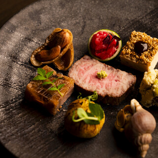 【月替わりの旬のコース料理は肉料理を存分にお愉しみ頂けます】