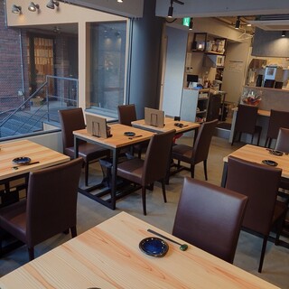 飲み会から普段使いまで幅広く利用できるカジュアルな店内