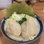 横浜家系ラーメン 一刀家 - 一刀盛りラーメン 塩　iPhone15 Pro メインカメラ