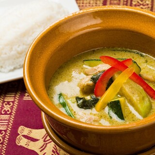名駅で味わうタイ気分！グリーンカレーなど本格的なメニュー