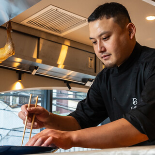 確かな腕前を持つ日本料理出身シェフ人が手掛ける、先進的な一皿