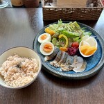 バルバルキッチンアメリ - サラダランチ：自家製〆鯖とフルーツのサラダ(¥1,200)