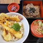 和ダイニング四六時中 - 料理写真:海鮮天丼ランチ　880円