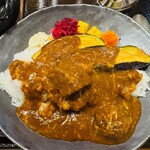 一体感 - 和牛ビーフカレー（辛口）に、チーズと茄子をトッピング