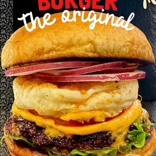 肉汁溢れる自家製パテで作る絶品バーガー