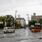 みそラーメンさつき - 兵庫駅南口を出て左に線路沿いを行くと、でっかい交差点。右斜め向こうの神社とお寺の間を入っていくのです。なんだかメッセージありがとうございました。めでたいルート。