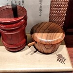 伊勢廣 - 卓上の薬味