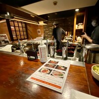 鉄板ダイニング 哲 - 鉄板調理が拝めるカウンター♪︎
                  テーブル席も有り。