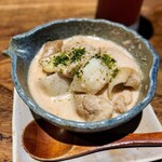 炭や吟蔵 - 鶏ももと里芋の明太クリーム煮(￥390)とレッドアイ(ハッピーアワー￥220)