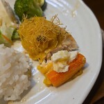 キッチン ブルー グローブ - 人参、ポテサラを乗せて