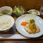 キッチン ブルー グローブ - メカジキのポワレ　柚子胡椒と柿のピューレソース