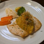 キッチン ブルー グローブ - メカジキのポワレのアップ