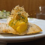 キッチン ブルー グローブ - 横から、カダイフは上のみ、下は柚子胡椒と柿のピューレソース