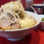 ラーメン二郎 - ラーメン半分＋ニンニク＋青ネギ崩
