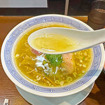 らぁめん 信 - シークワーサーの爽やかな酸味と芳醇な旨みのスープに、島唐辛子の辛さが心地よいです