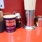 ラーメン二郎 - 卓上調味料