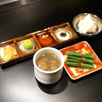 3. 赤身肉には 4 種に薬味をご用意しております。  お好みの薬味でお楽しみください。