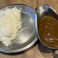 十勝ハーブ牛焼肉 MONMOM - ホルモンカレー