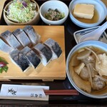 喫茶 麻 - 虎鯖棒すし定食：棒すし,ウニ豆腐,ほうれん草お浸し,鯖つみれせんべい汁,サラダ