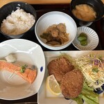 喫茶 麻 - 日替りランチ：鮭ハラス焼き,ヒレカツ,ベビーホタテ中華炒め,御飯,漬物,味噌汁,キャベツ
