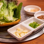 オモニ - 2024.10 豚足（3,500円）の味変アイテム