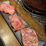 炭火焼ホルモン ぐう - タン盛り