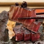 御料理 寺沢 - 短角牛の炭火焼に実山椒をのせて