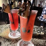 267964275 - 左:シンガポールスリング（ノンアルコール）右:シンガポールスリング