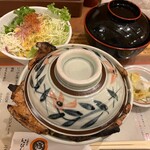 十勝豚丼 いっぴん - 大盛り豚丼に、いっぴん畑（サラダ）、豚汁を追加