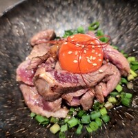 ビールと羊 - 羊の炙りユッケ