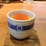 すしやのたい悟 - いくら茶碗蒸しを横から見る