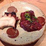 すしやのたい悟 - 左が蛸の桜煮、右がにたりくじら漬け