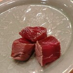 木挽町 とも樹 - 赤身の漬けのぶつ切りです