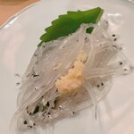 木挽町 とも樹 - 網走のシラウオ。ハゼ科のシロウオではありません。小さな黒目も輝き、鮮度抜群。シャリシャリ食感に思わず笑みがこぼれます