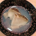 木挽町 とも樹 - 宮城の黒鮑。この煮汁が抜群にウンマイ