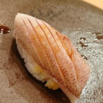 木挽町 とも樹 - 春子鯛。完璧な脱水と塩入れです