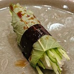 木挽町 とも樹 - 〆に胡瓜を大葉で巻きました