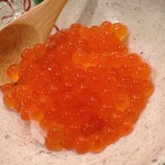 木挽町 とも樹 - 新イクラの醤油漬け。このオレンジ色の輝きが大好き。塩味の効いたエッジの立つ味わいがウンマイ